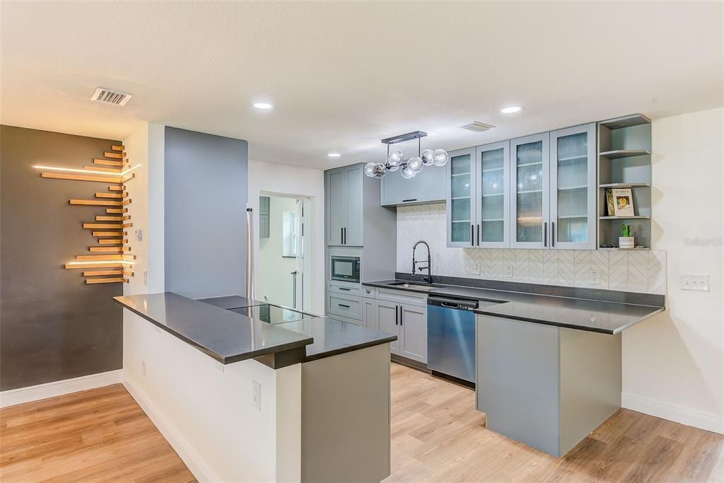 Под контрактом: $650,000 (3 спален, 2 ванн, 1839 Квадратных фут)