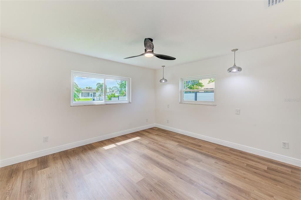 Под контрактом: $650,000 (3 спален, 2 ванн, 1839 Квадратных фут)