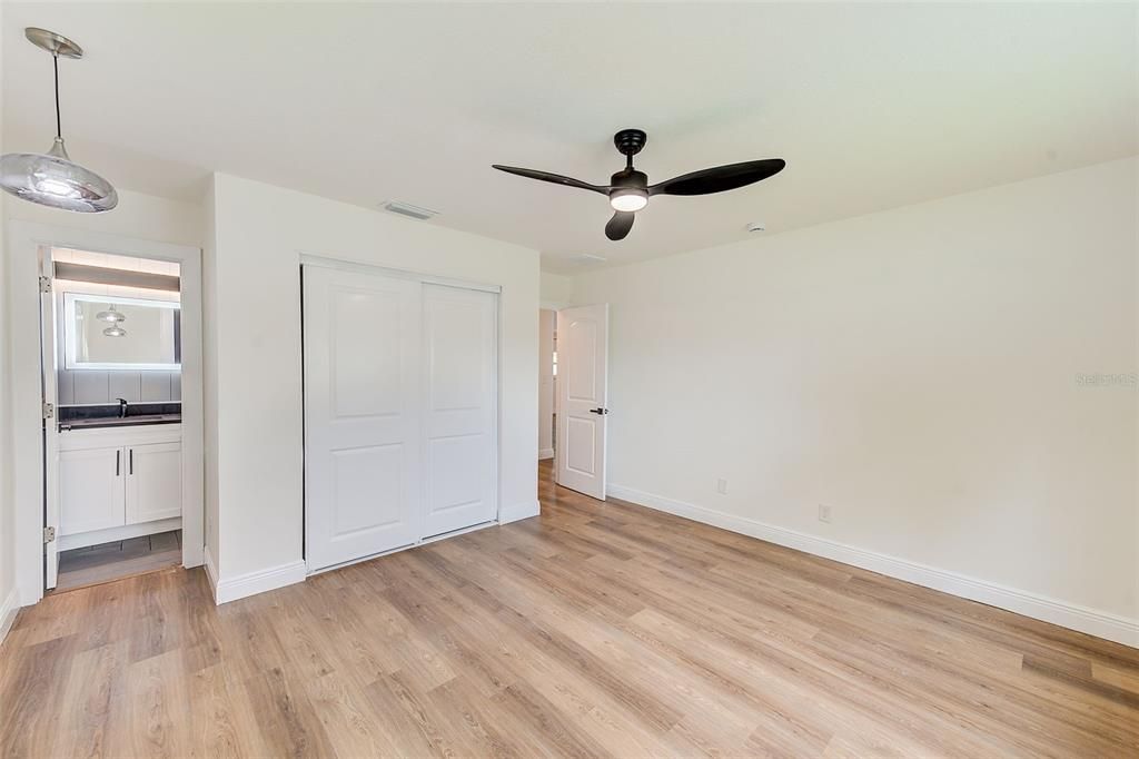 Под контрактом: $650,000 (3 спален, 2 ванн, 1839 Квадратных фут)