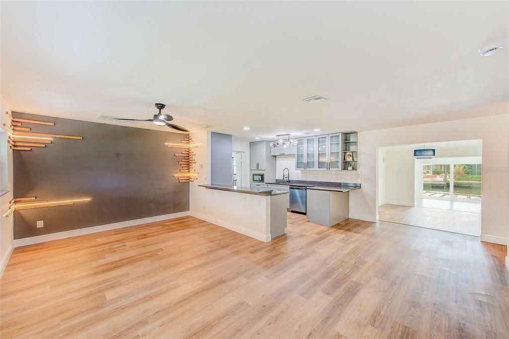 Под контрактом: $650,000 (3 спален, 2 ванн, 1839 Квадратных фут)