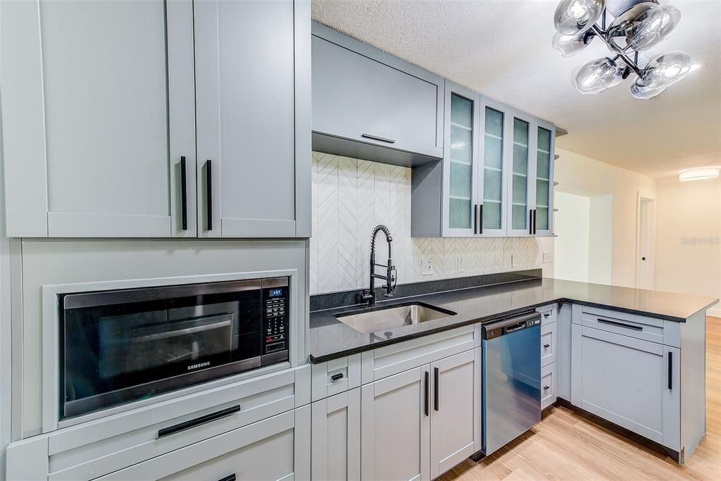 Под контрактом: $650,000 (3 спален, 2 ванн, 1839 Квадратных фут)