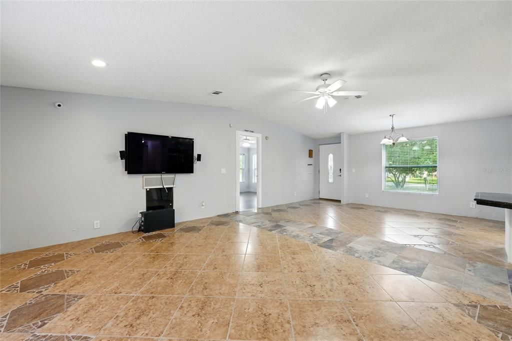 На продажу: $220,000 (3 спален, 2 ванн, 1352 Квадратных фут)