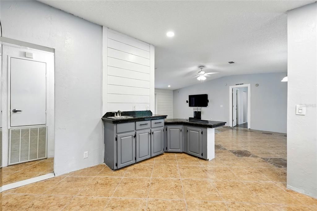 На продажу: $220,000 (3 спален, 2 ванн, 1352 Квадратных фут)