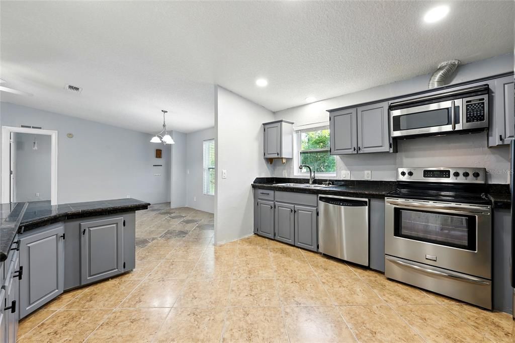 На продажу: $220,000 (3 спален, 2 ванн, 1352 Квадратных фут)