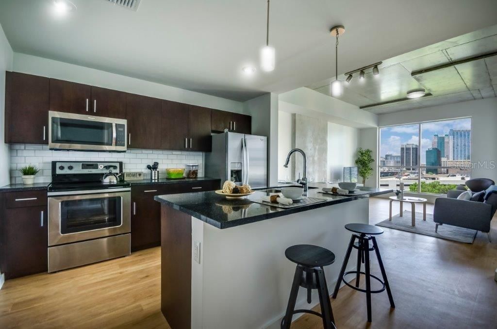 For Rent: $1,950 (1 beds, 1 baths, 749 Square Feet)