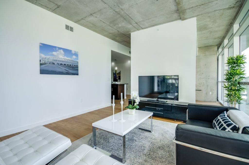 For Rent: $1,950 (1 beds, 1 baths, 749 Square Feet)