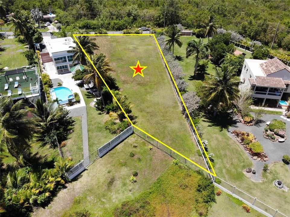 На продажу: $850,000 (0.25 acres)