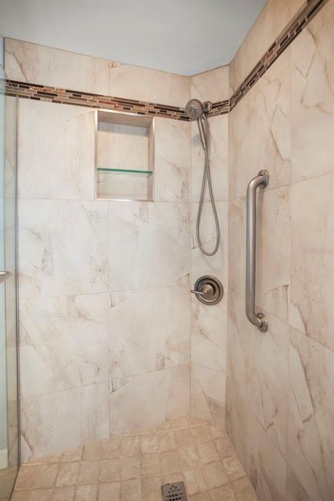 合同活跃: $1,200,000 (4 贝兹, 3 浴室, 2426 平方英尺)