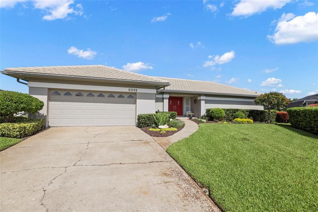 合同活跃: $1,200,000 (4 贝兹, 3 浴室, 2426 平方英尺)