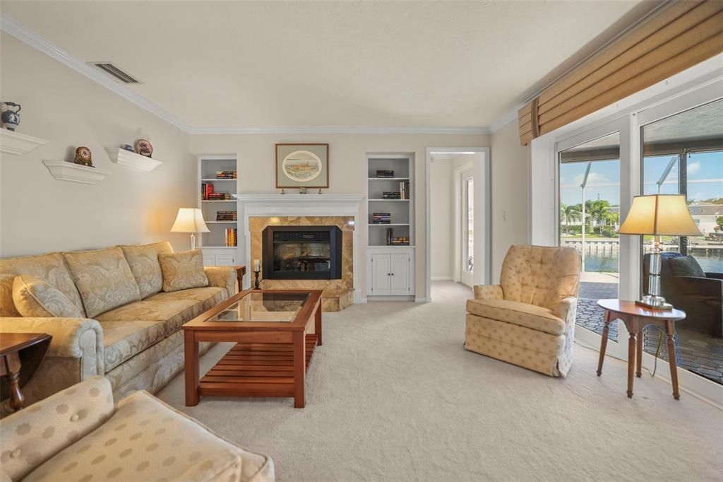 合同活跃: $1,200,000 (4 贝兹, 3 浴室, 2426 平方英尺)