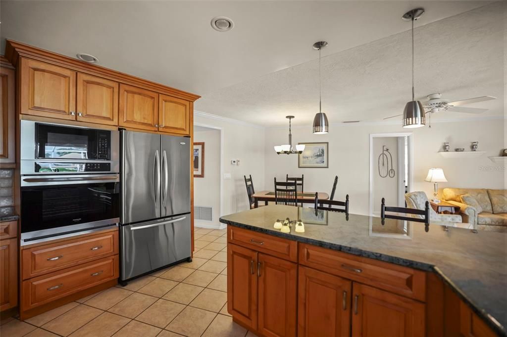 合同活跃: $1,200,000 (4 贝兹, 3 浴室, 2426 平方英尺)