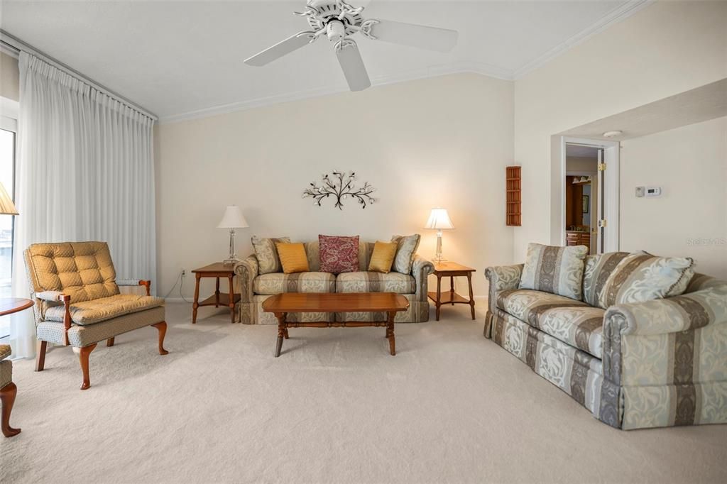 合同活跃: $1,200,000 (4 贝兹, 3 浴室, 2426 平方英尺)