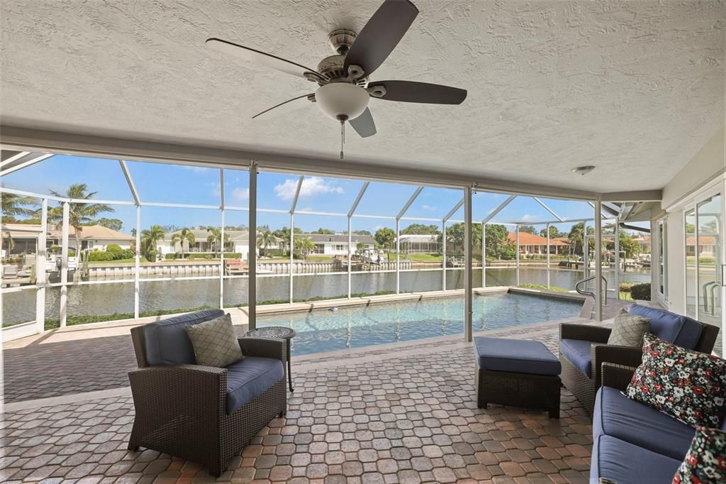 合同活跃: $1,200,000 (4 贝兹, 3 浴室, 2426 平方英尺)