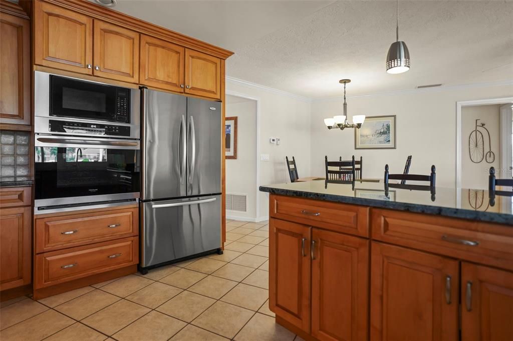 合同活跃: $1,200,000 (4 贝兹, 3 浴室, 2426 平方英尺)