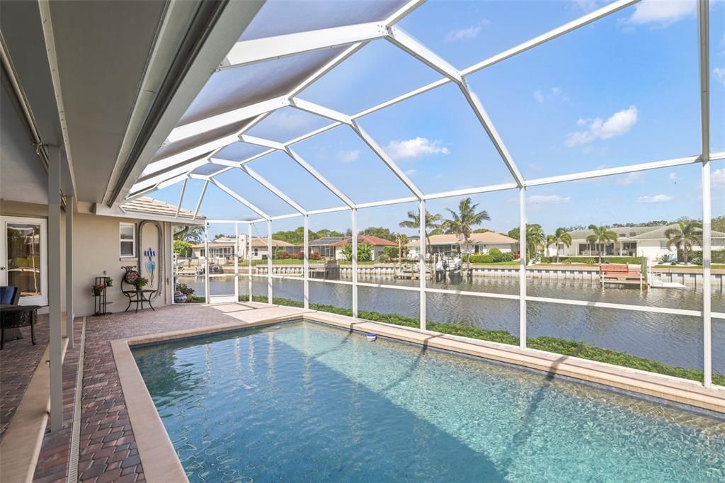 合同活跃: $1,200,000 (4 贝兹, 3 浴室, 2426 平方英尺)