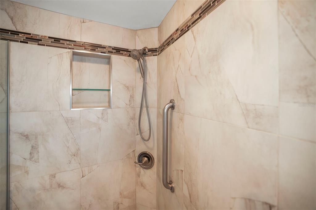 合同活跃: $1,200,000 (4 贝兹, 3 浴室, 2426 平方英尺)