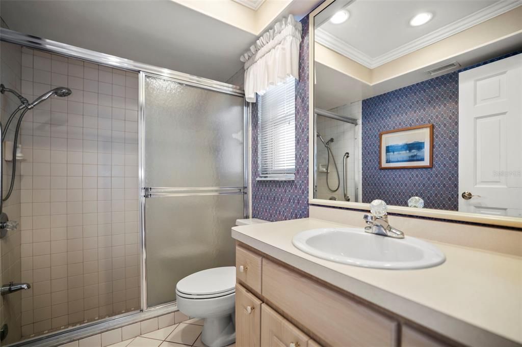 合同活跃: $1,200,000 (4 贝兹, 3 浴室, 2426 平方英尺)