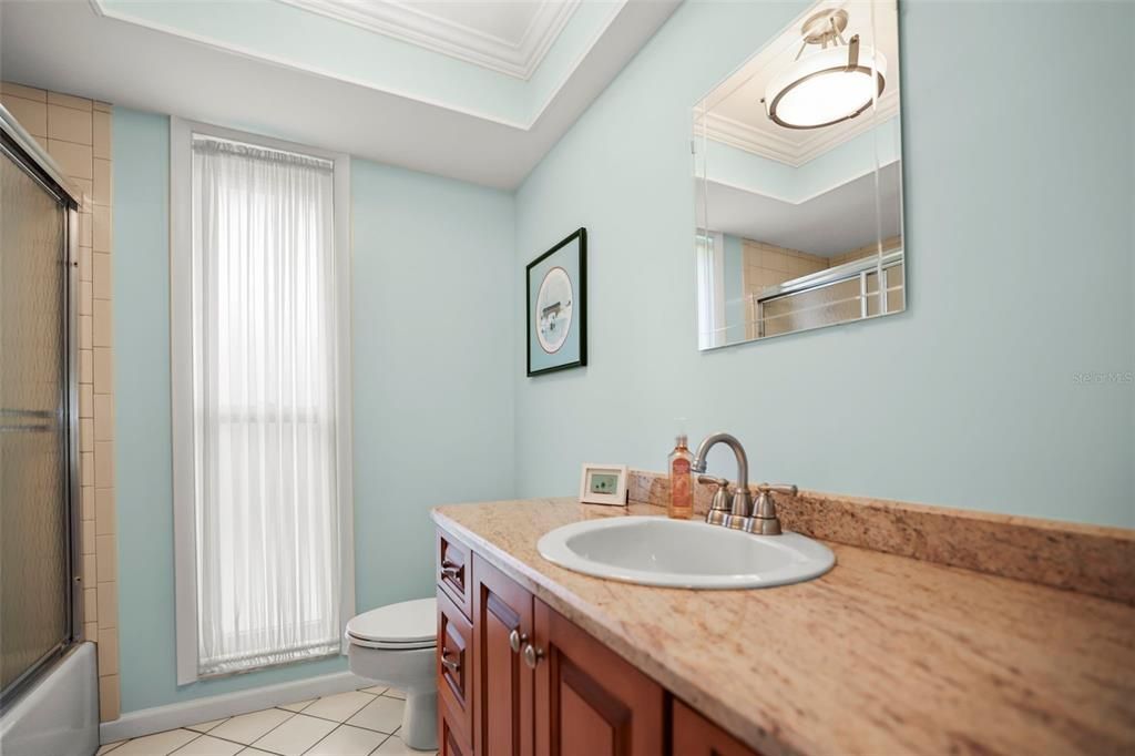 合同活跃: $1,200,000 (4 贝兹, 3 浴室, 2426 平方英尺)