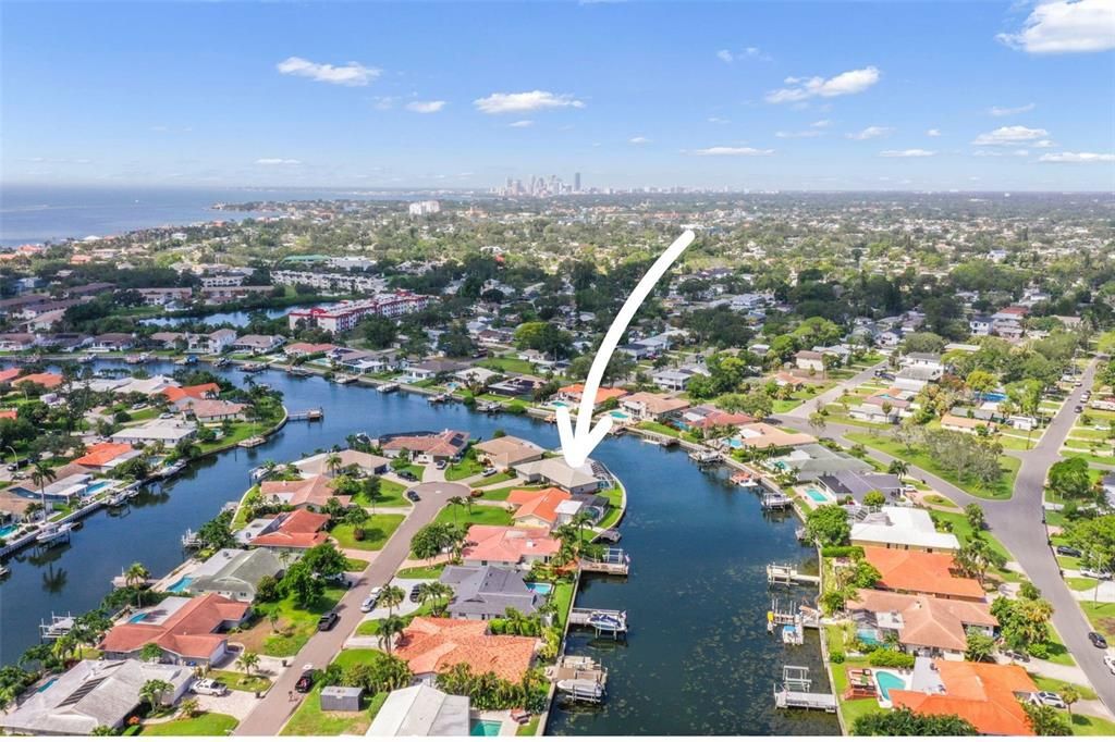 合同活跃: $1,200,000 (4 贝兹, 3 浴室, 2426 平方英尺)