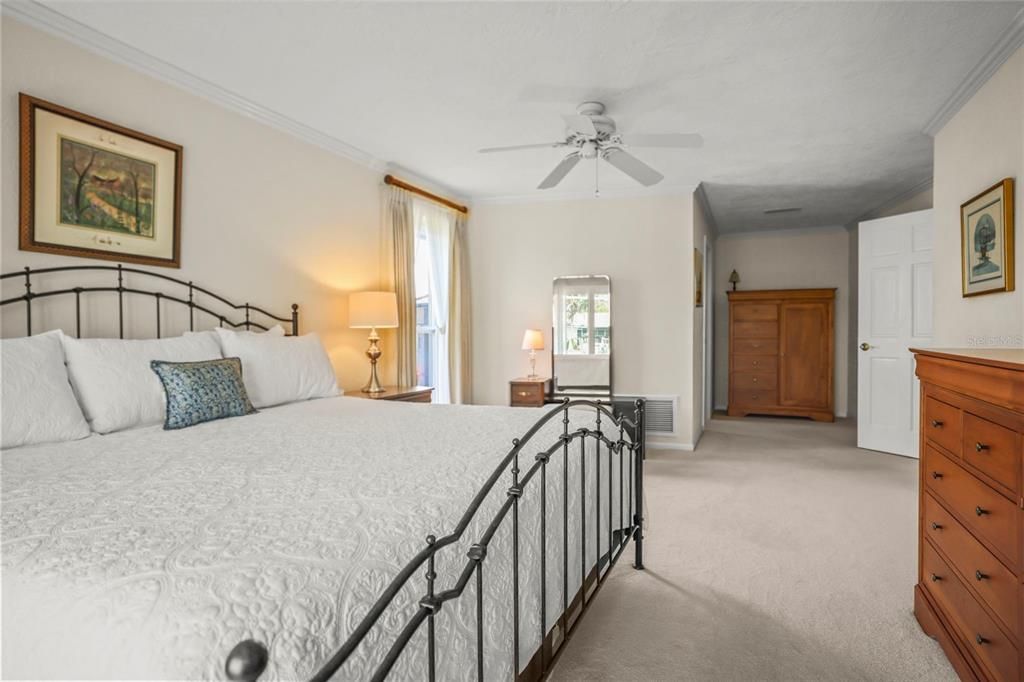 合同活跃: $1,200,000 (4 贝兹, 3 浴室, 2426 平方英尺)