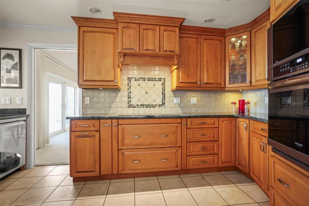 合同活跃: $1,200,000 (4 贝兹, 3 浴室, 2426 平方英尺)