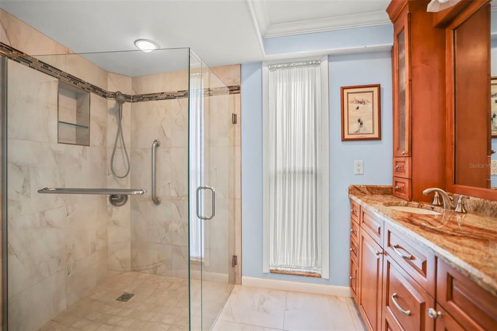 合同活跃: $1,200,000 (4 贝兹, 3 浴室, 2426 平方英尺)