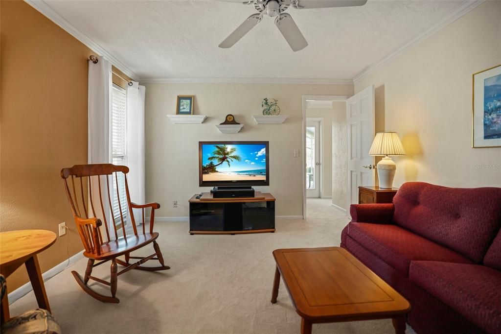 合同活跃: $1,200,000 (4 贝兹, 3 浴室, 2426 平方英尺)