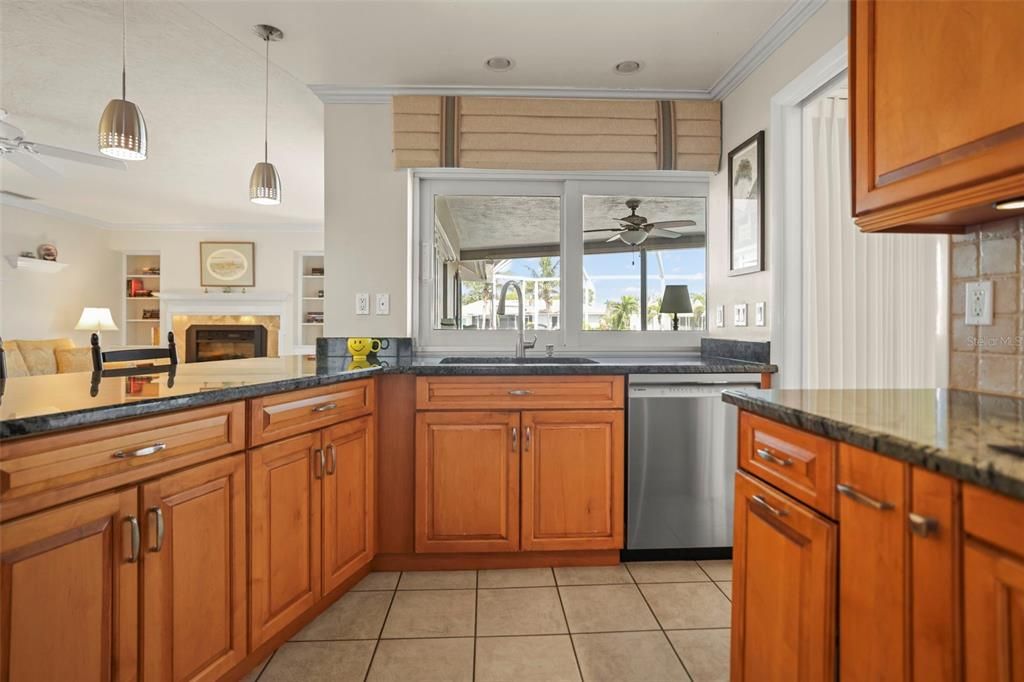 合同活跃: $1,200,000 (4 贝兹, 3 浴室, 2426 平方英尺)