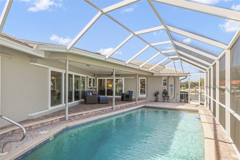 合同活跃: $1,200,000 (4 贝兹, 3 浴室, 2426 平方英尺)