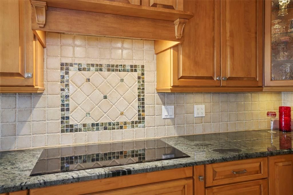 合同活跃: $1,200,000 (4 贝兹, 3 浴室, 2426 平方英尺)