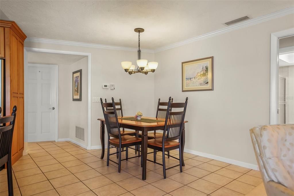 合同活跃: $1,200,000 (4 贝兹, 3 浴室, 2426 平方英尺)