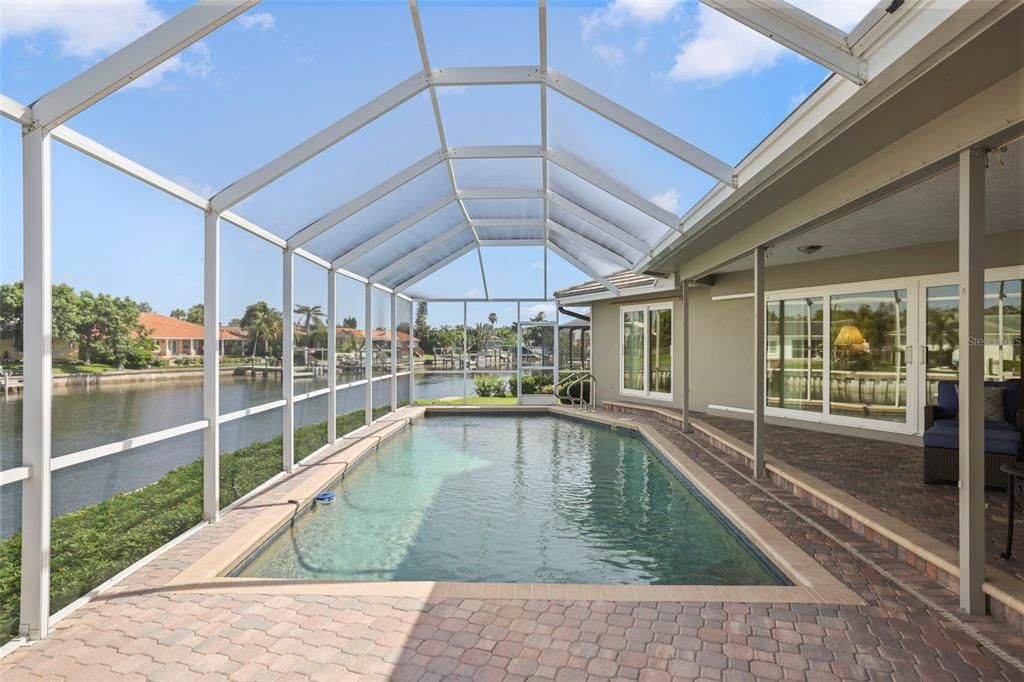 合同活跃: $1,200,000 (4 贝兹, 3 浴室, 2426 平方英尺)