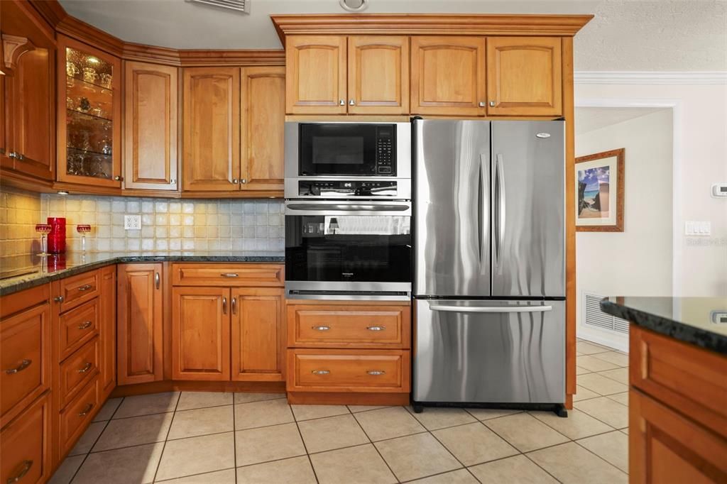 合同活跃: $1,200,000 (4 贝兹, 3 浴室, 2426 平方英尺)