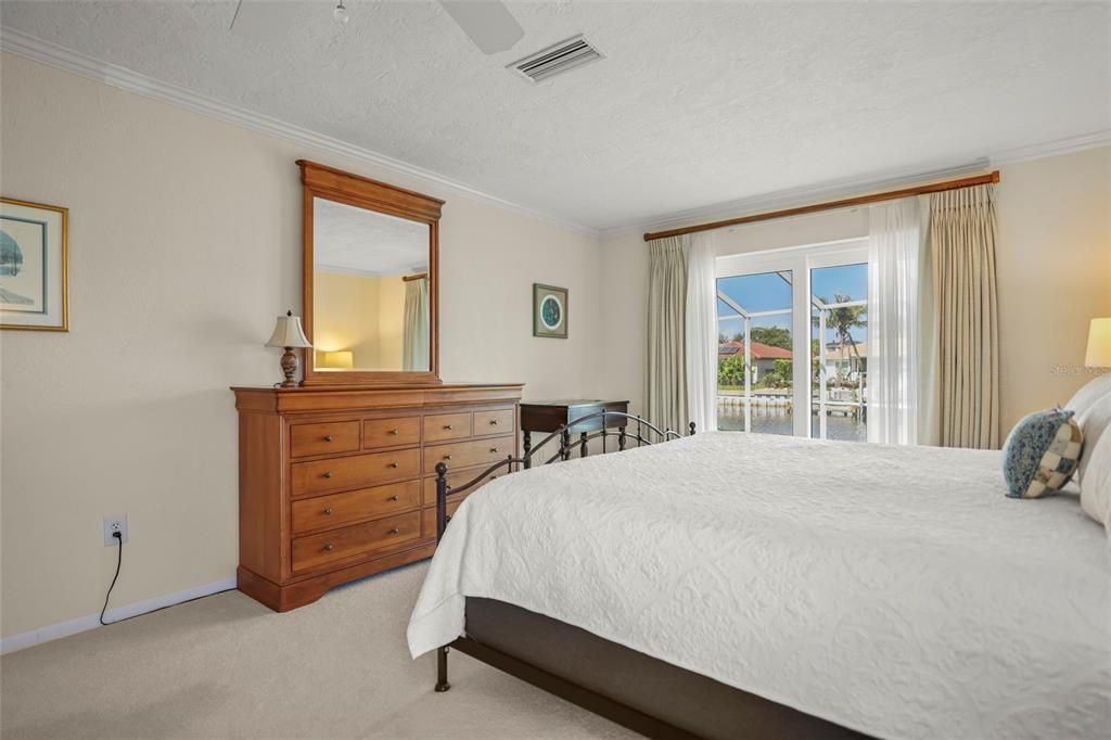 合同活跃: $1,200,000 (4 贝兹, 3 浴室, 2426 平方英尺)