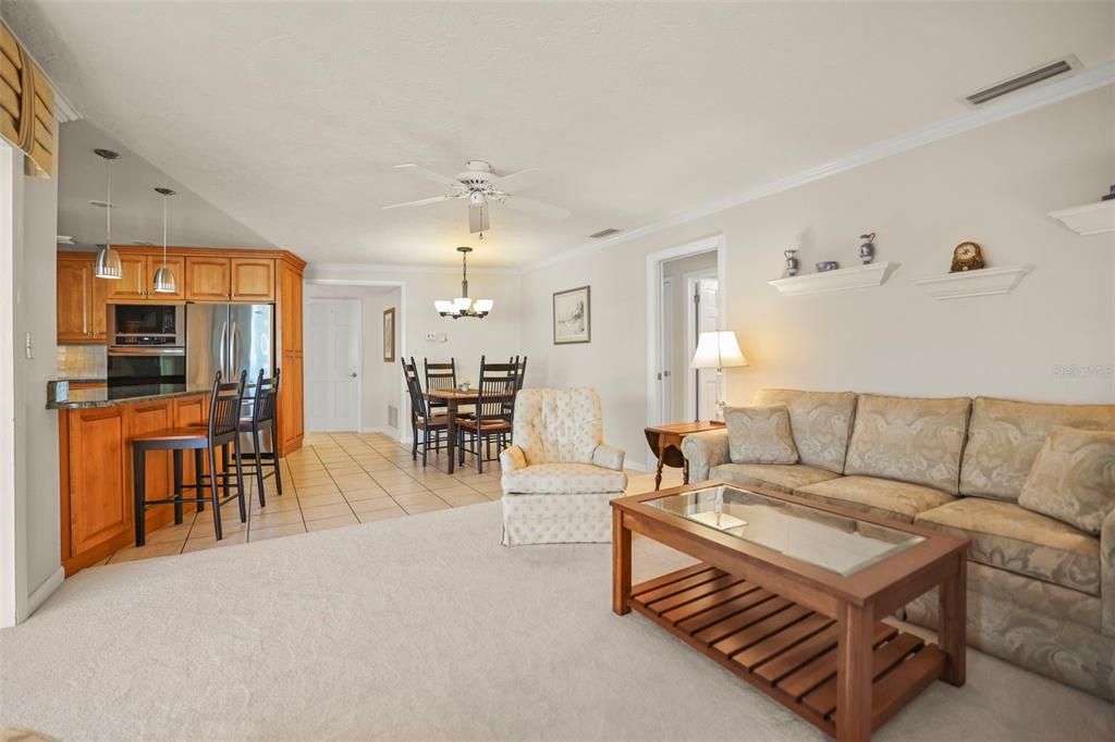 合同活跃: $1,200,000 (4 贝兹, 3 浴室, 2426 平方英尺)