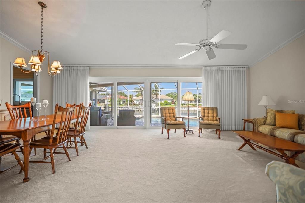 合同活跃: $1,200,000 (4 贝兹, 3 浴室, 2426 平方英尺)