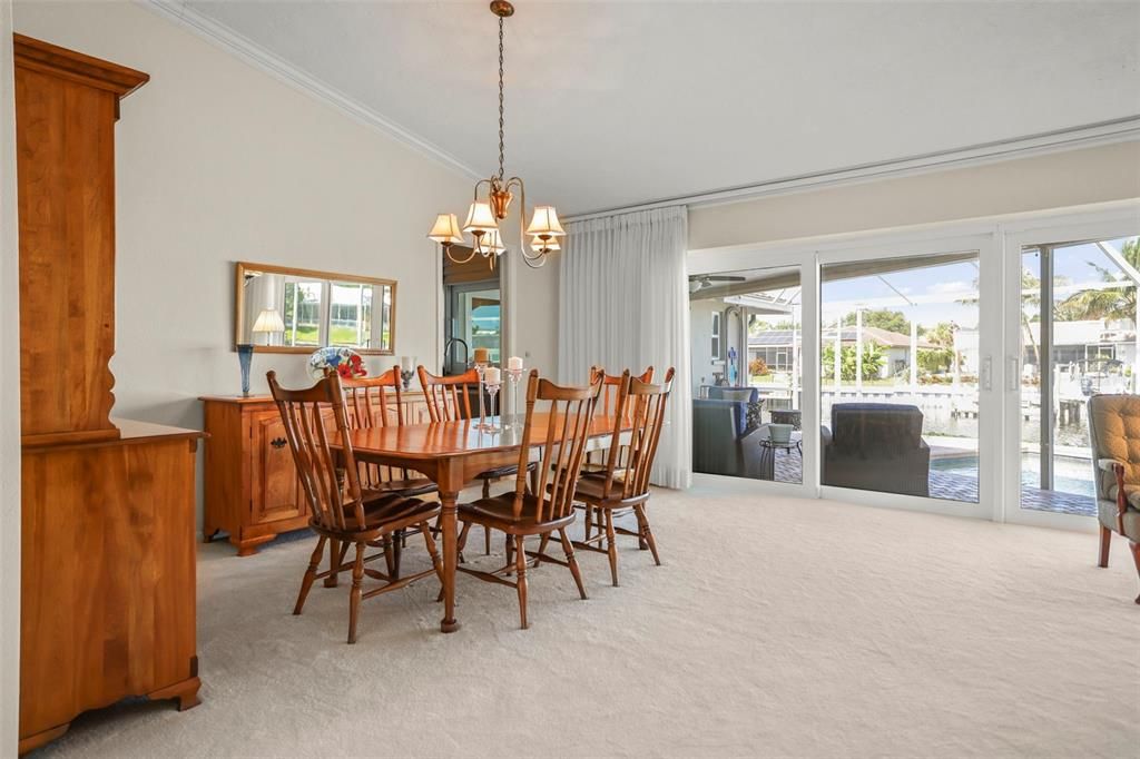 合同活跃: $1,200,000 (4 贝兹, 3 浴室, 2426 平方英尺)