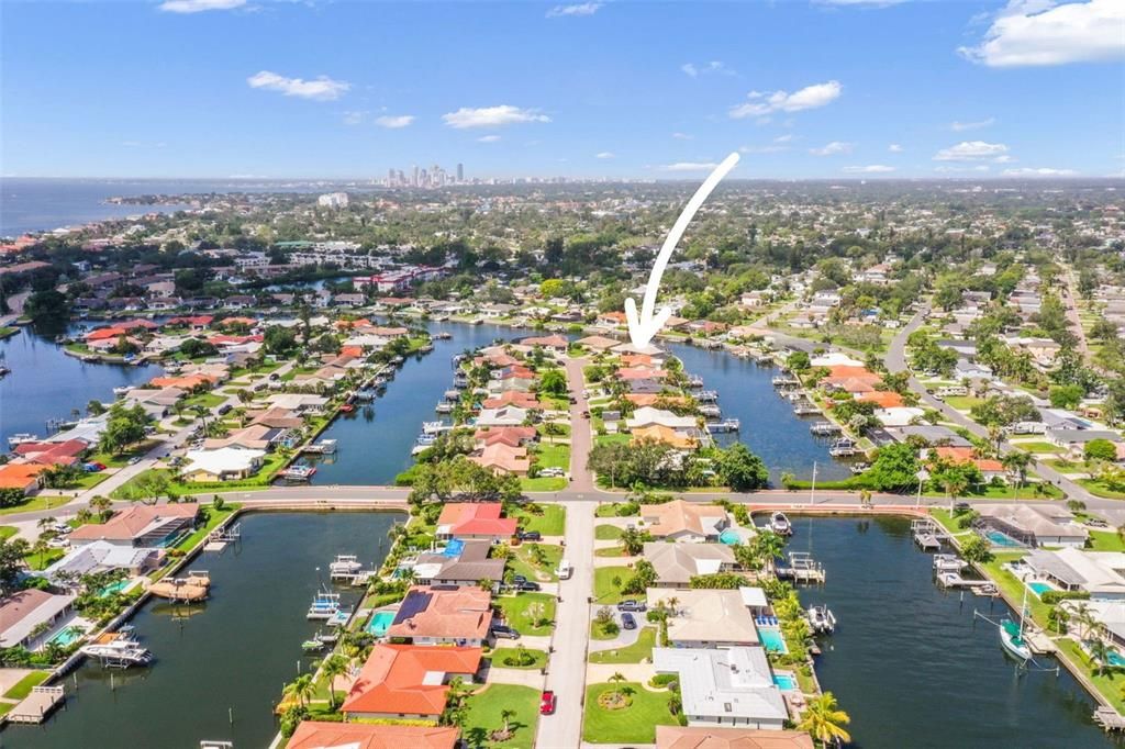 合同活跃: $1,200,000 (4 贝兹, 3 浴室, 2426 平方英尺)