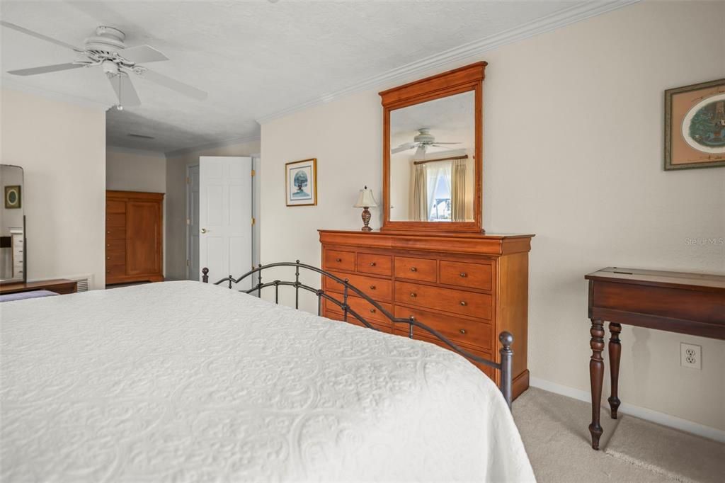 合同活跃: $1,200,000 (4 贝兹, 3 浴室, 2426 平方英尺)