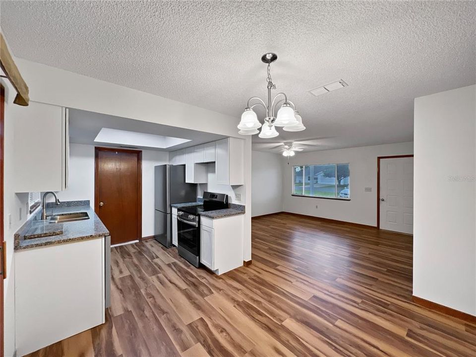 Active With Contract: $169,900 (2 beds, 2 baths, 864 Square Feet)