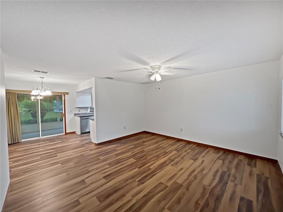 Active With Contract: $169,900 (2 beds, 2 baths, 864 Square Feet)