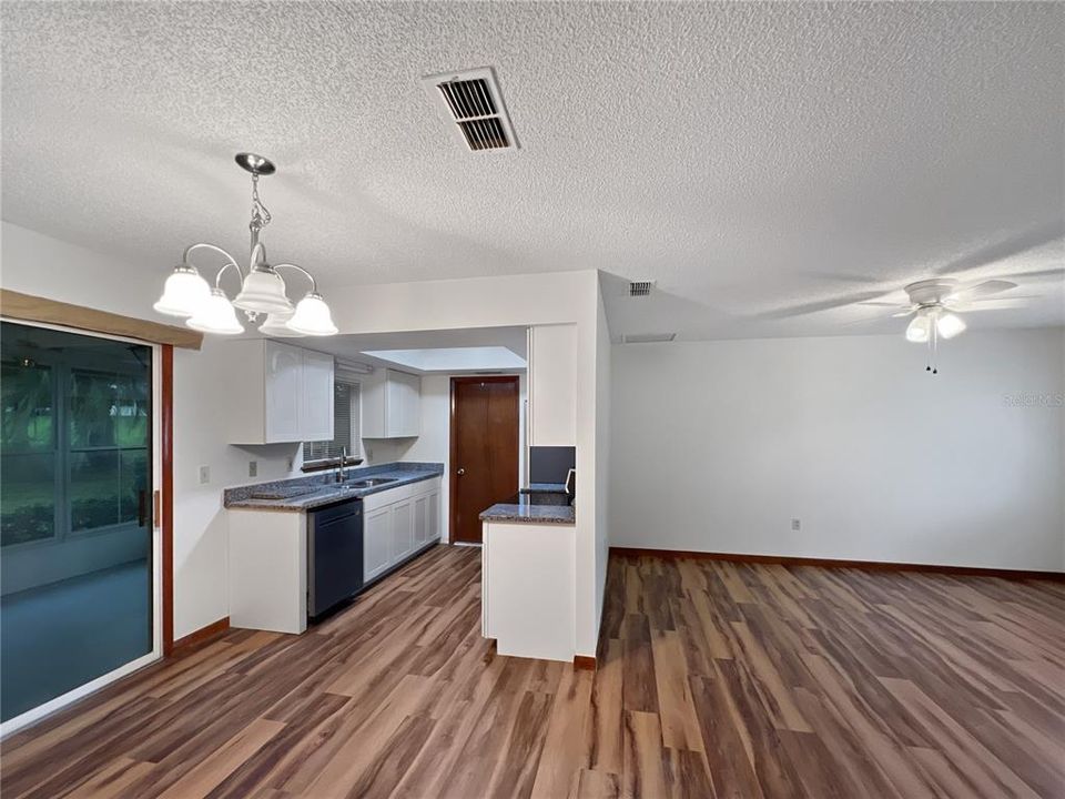 Active With Contract: $169,900 (2 beds, 2 baths, 864 Square Feet)
