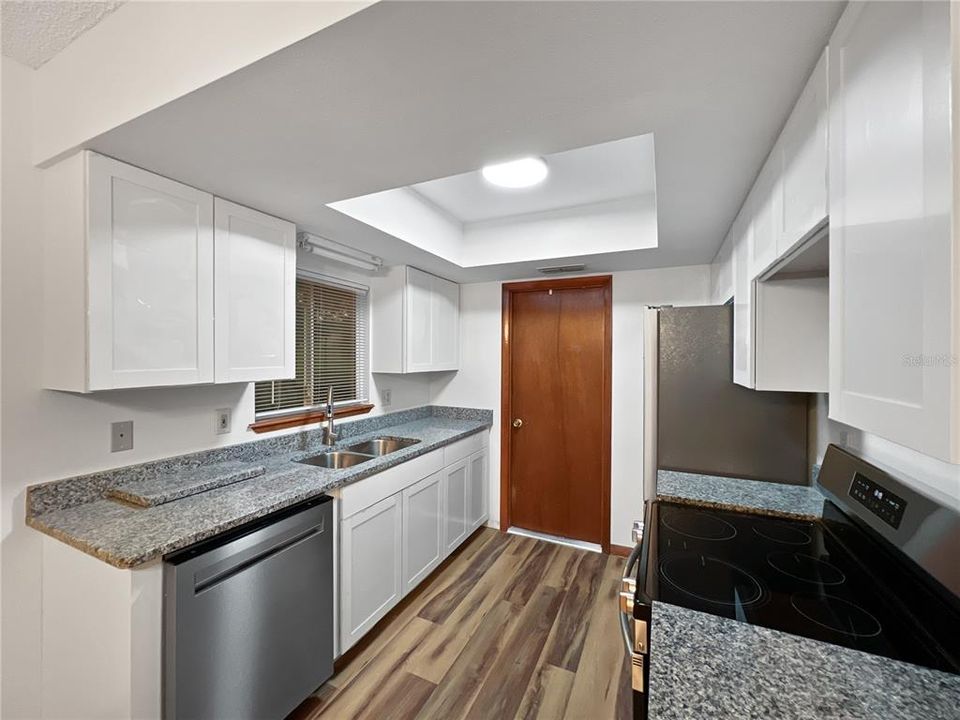 Active With Contract: $169,900 (2 beds, 2 baths, 864 Square Feet)