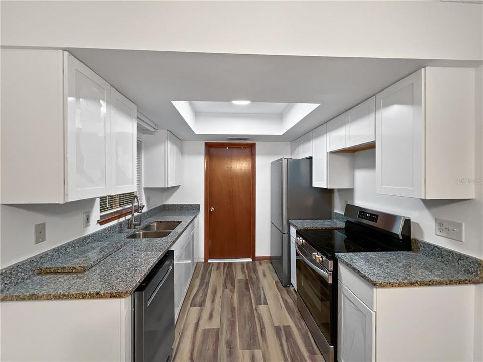 Active With Contract: $169,900 (2 beds, 2 baths, 864 Square Feet)