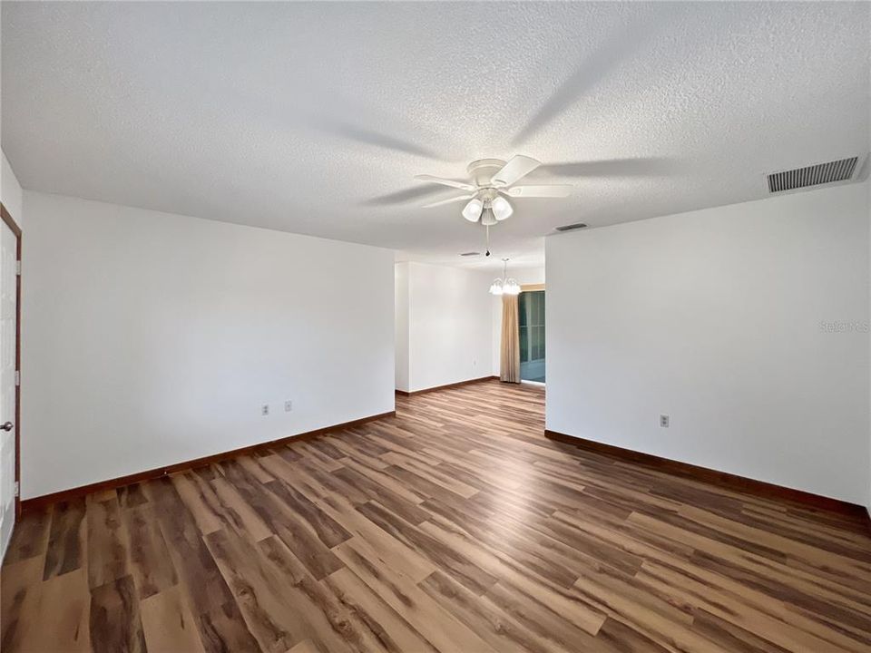 Active With Contract: $169,900 (2 beds, 2 baths, 864 Square Feet)