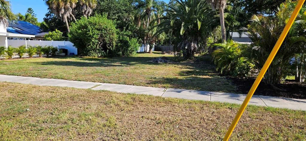 待售: $325,000 (0.22 acres)