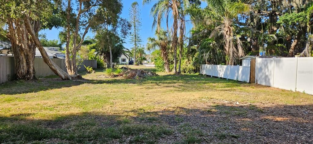 待售: $325,000 (0.22 acres)