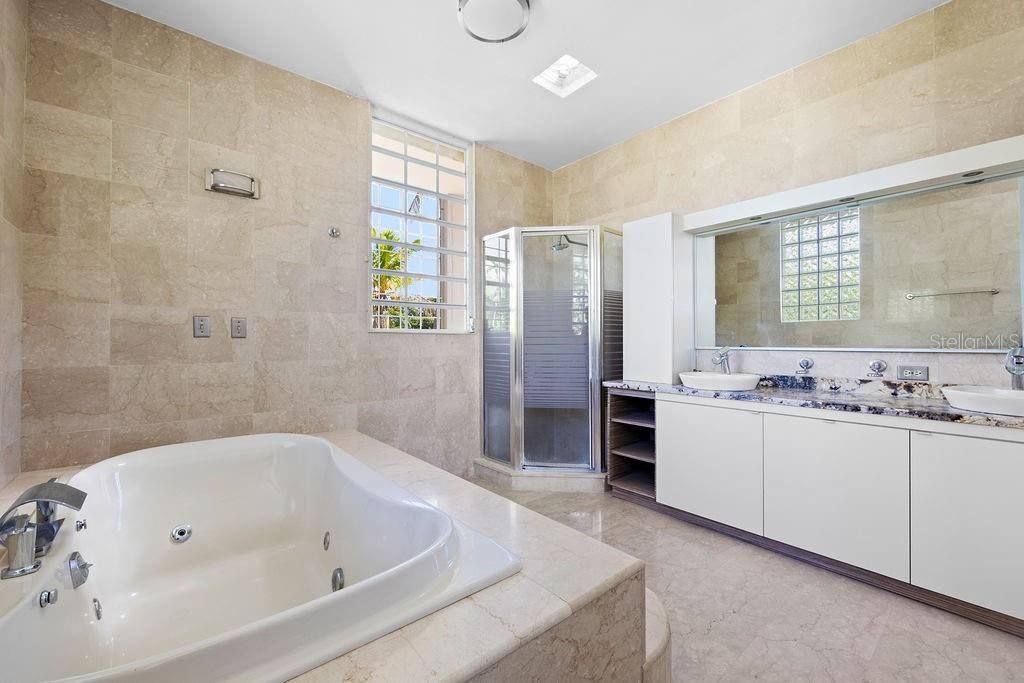 En Venta: $1,600,000 (4 camas, 4 baños, 4202 Pies cuadrados)