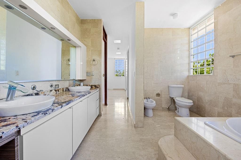 En Venta: $1,600,000 (4 camas, 4 baños, 4202 Pies cuadrados)