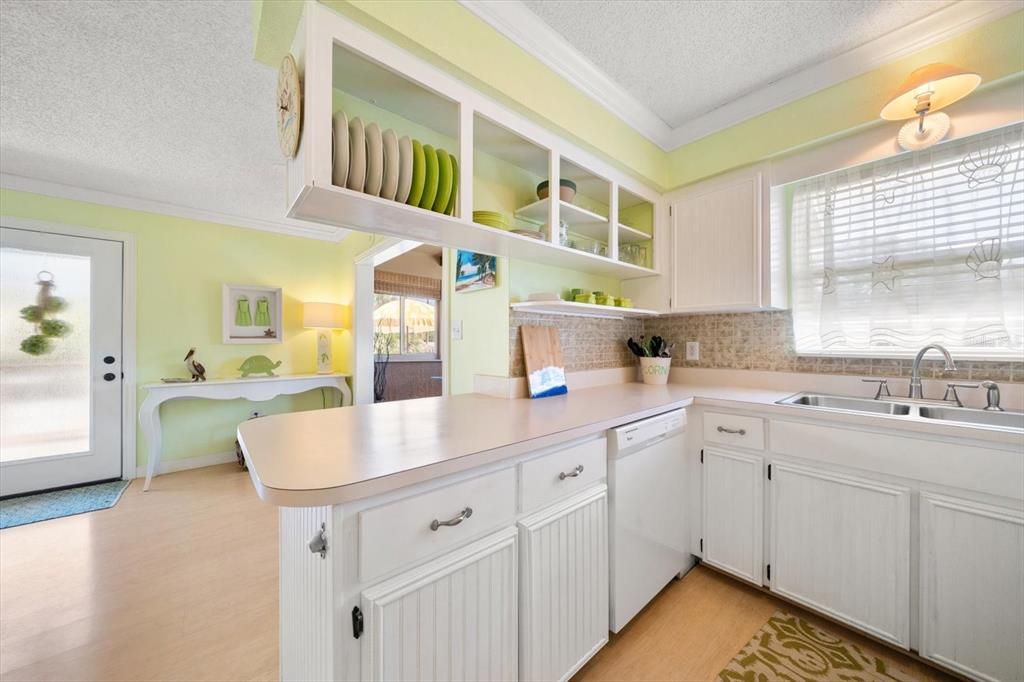 待售: $369,000 (2 贝兹, 1 浴室, 745 平方英尺)